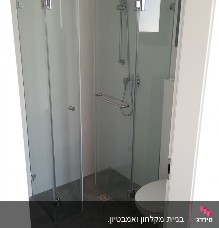 מקלחון זכוכית עם ראש מקלחת עגול